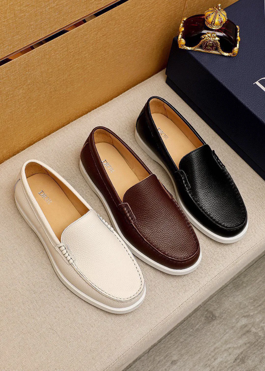 Men's shoes 💰460 💐 Product trademark: Dior "Dior" casual leather shoes Regular size: 38-44 (45.46.47🉑️customized) Product materials: Selected first-layer lychee calfskin upper imported from Italy, imported water-dyed 🐂 cowhide lining. Strong three-dimensional visual effect, rubber outsole Color: 3⃣️colors available